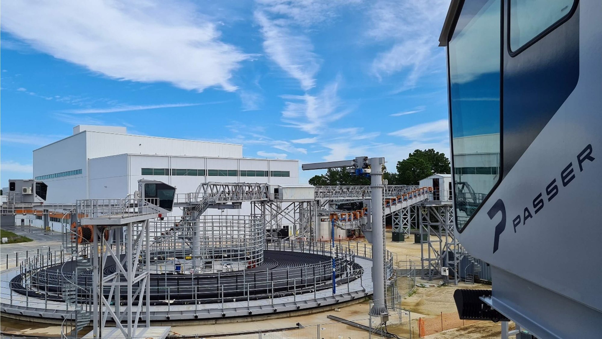 A large high capacity split cable carousel
